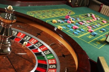 obby AduQ live-dealer table interface showing active players and pot display